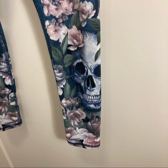 EVOLUTION and CREATION Sz XS Leggings  w/ Flowers & Skulls - Picture 6 of 10